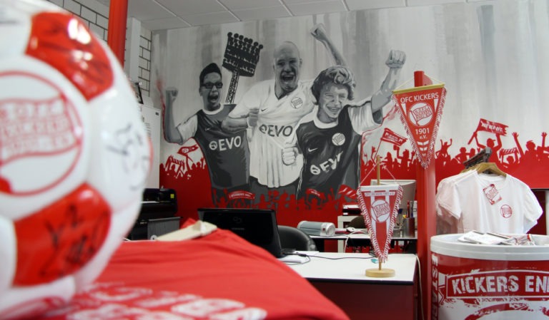 graffitiauftrag-graffitikuenstler-artmos4-ofc-fanshop-fotorealistisch-menschen-rot-weiss