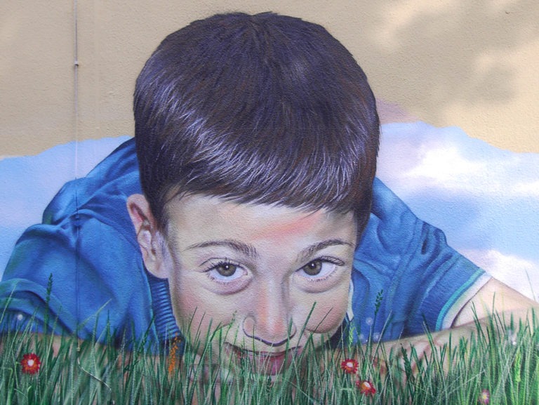 graffitiauftrag-graffitikuenstler-artmos4-mainova-menschen-fotorealistisch-frankfurt