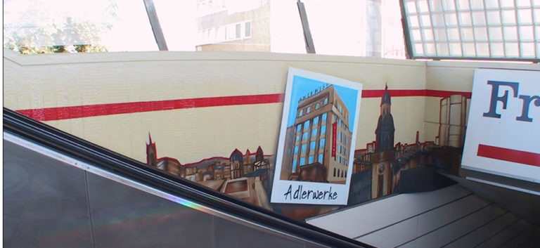 graffitikuenstler-graffitiauftrag-artmos4-deutsche_bahn_2004_frankfurt_landschaft_beige_rot_fotorealistisch_aussen_verkehrsbetrieb