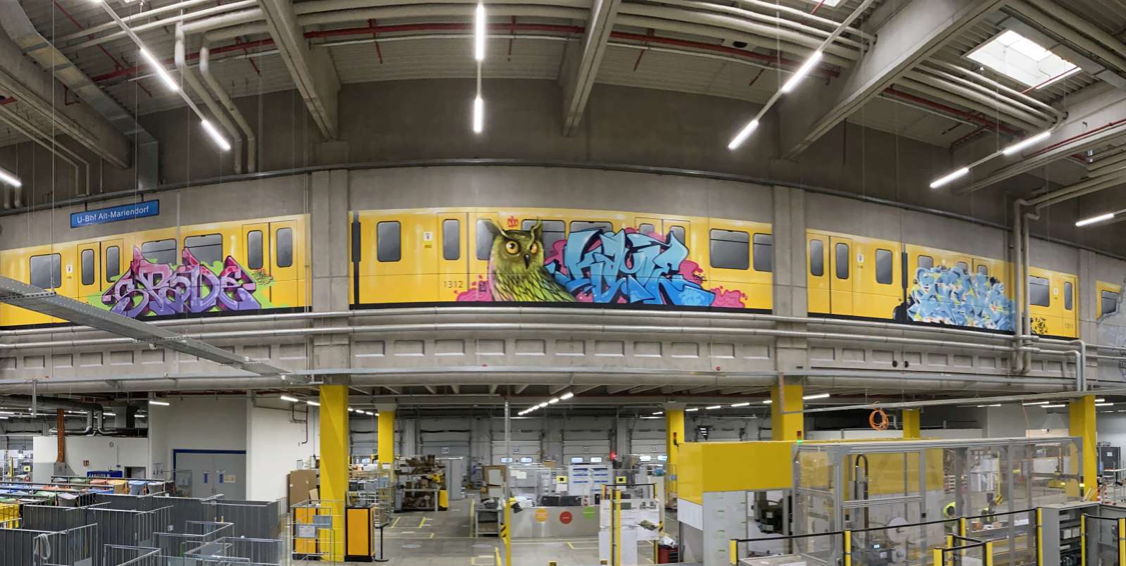 Amazon_berlin_2021_graffiti_tier_ubahn_innen_gelb_blau_graffiti_tags_logistik_02_artmos4_graffitiauftrag_graffitikuenstler