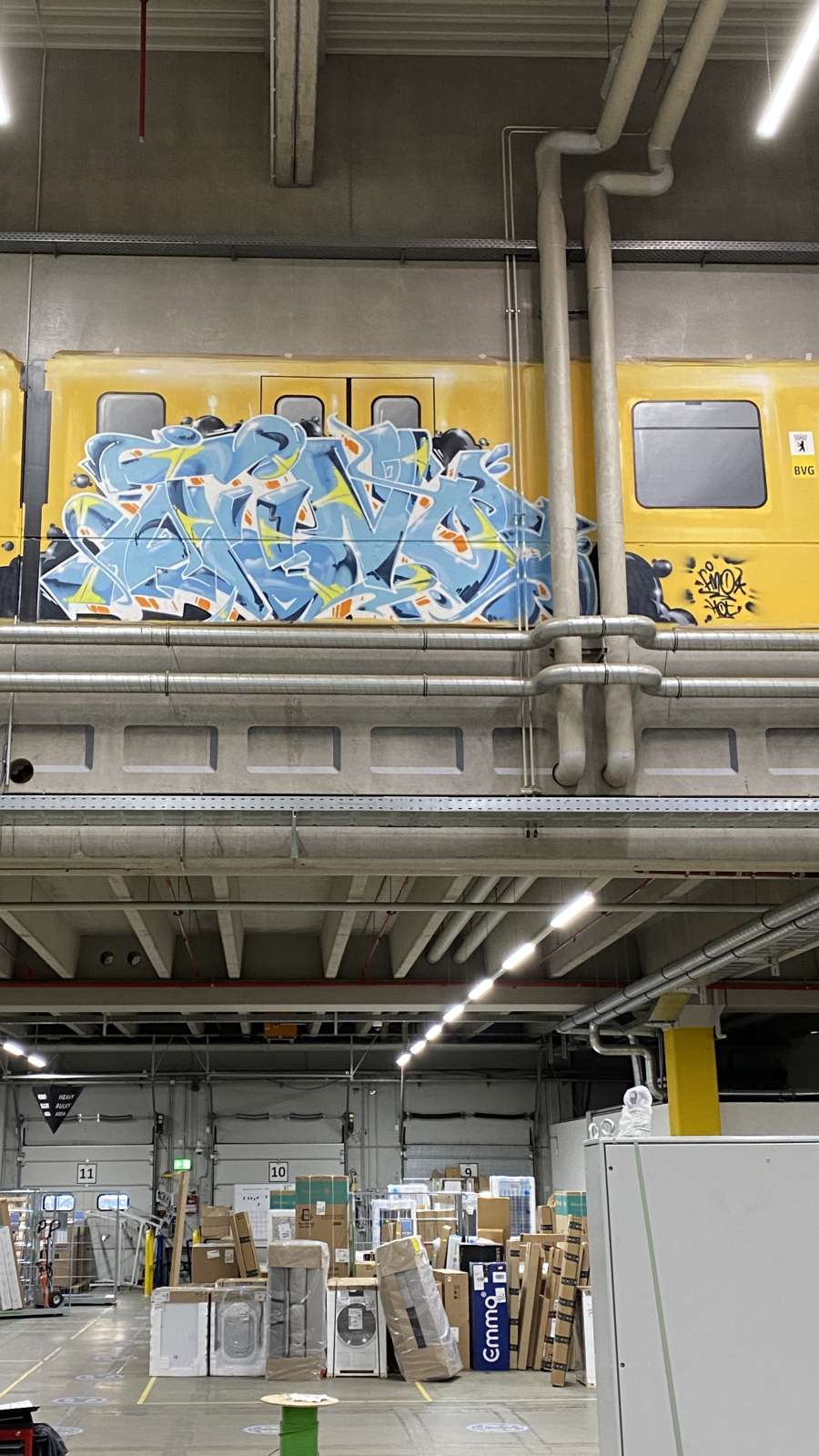 Amazon_berlin_2021_graffiti_tier_ubahn_innen_gelb_blau_graffiti_tags_logistik_15_artmos4_graffitiauftrag_graffitikuenstler