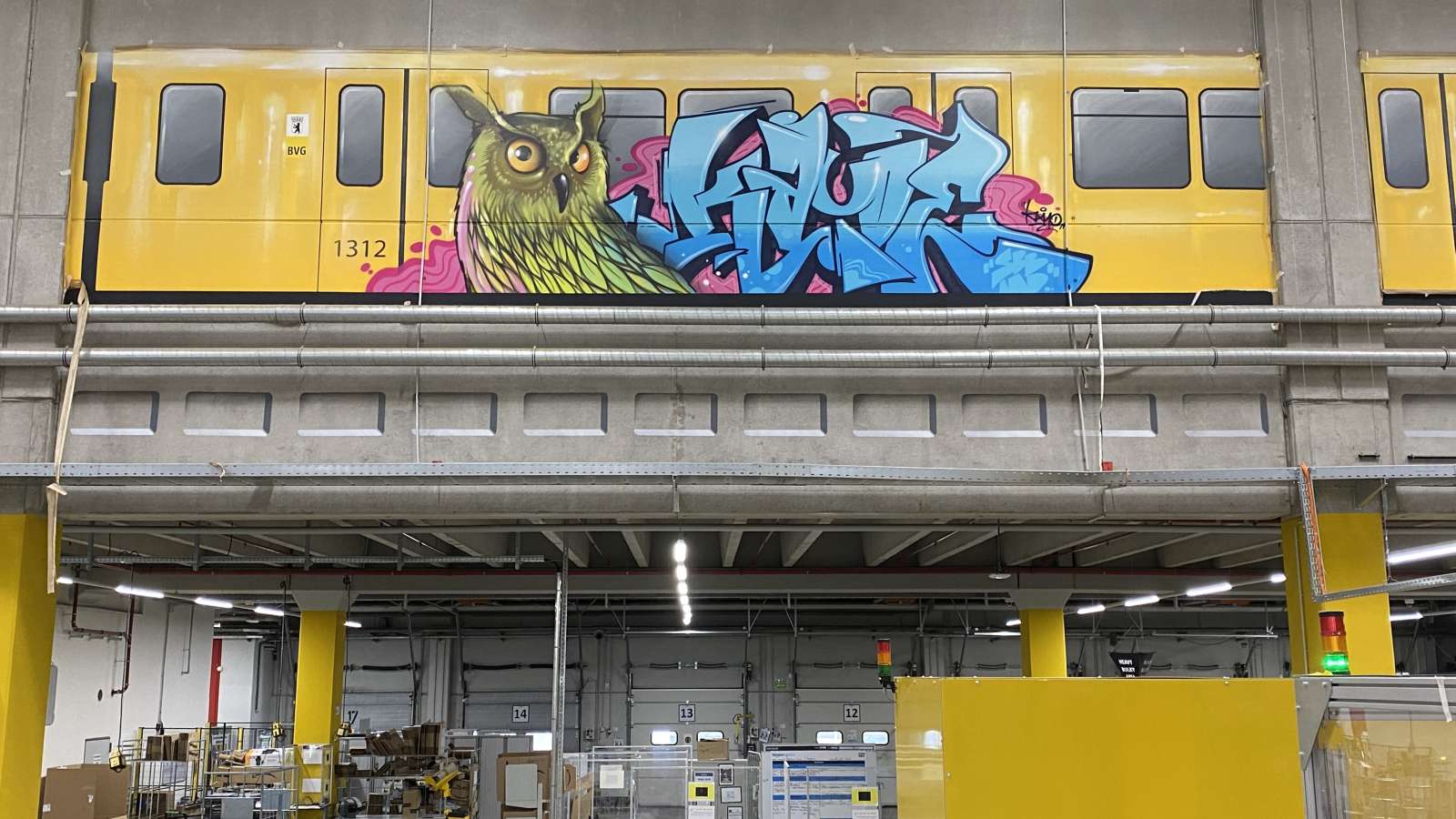 Amazon_berlin_2021_graffiti_tier_ubahn_innen_gelb_blau_graffiti_tags_logistik_20_artmos4_graffitiauftrag_graffitikuenstler