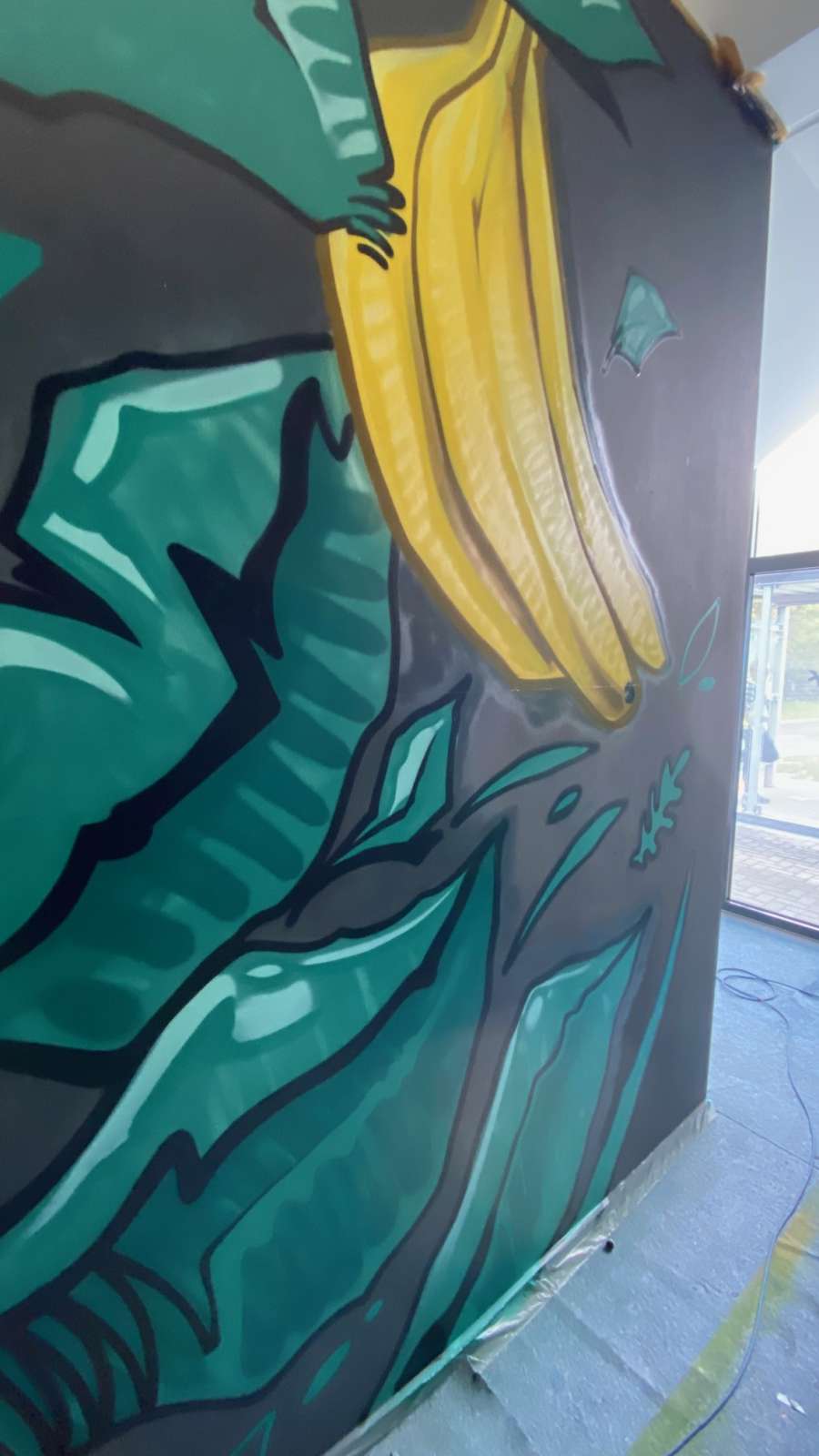 Amazon_Völklingen_2021_dschungle_Banane_blätter_innen_grün_grau_bunt_graffiti_Logistik_01artmos4_graffitiauftrag_graffitikuenstler