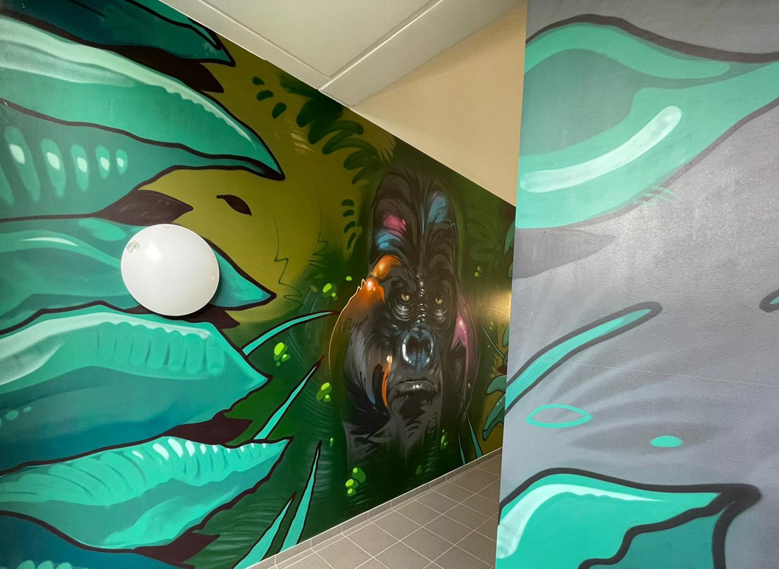 Bunter Gorilla im Graffitistil vor Dschungel Hintergrund für Amazon