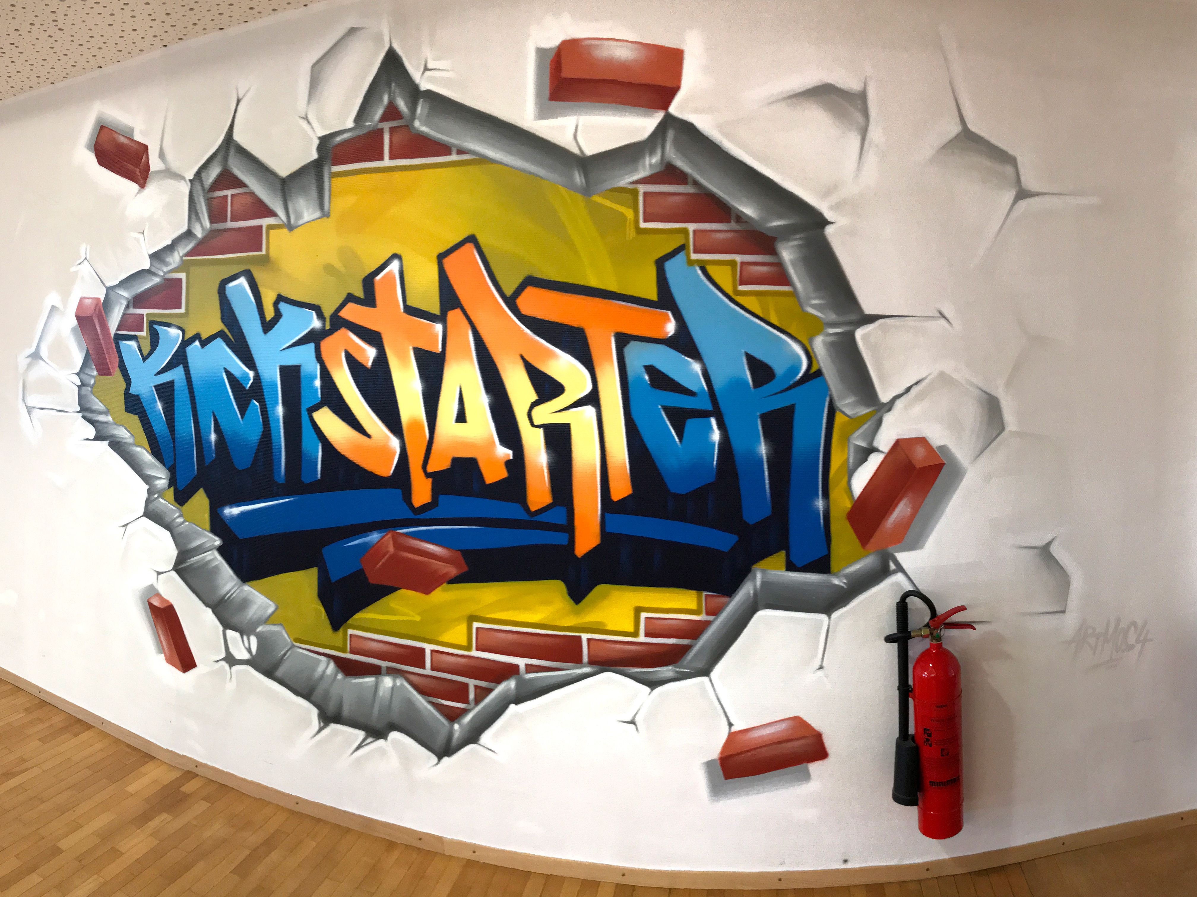 graffitiauftrag-graffitikuenstler-artmos4-Bosch_2017_schrift_graffiti_kickstarter_mauer_gelb_blau_orange_rot_innen