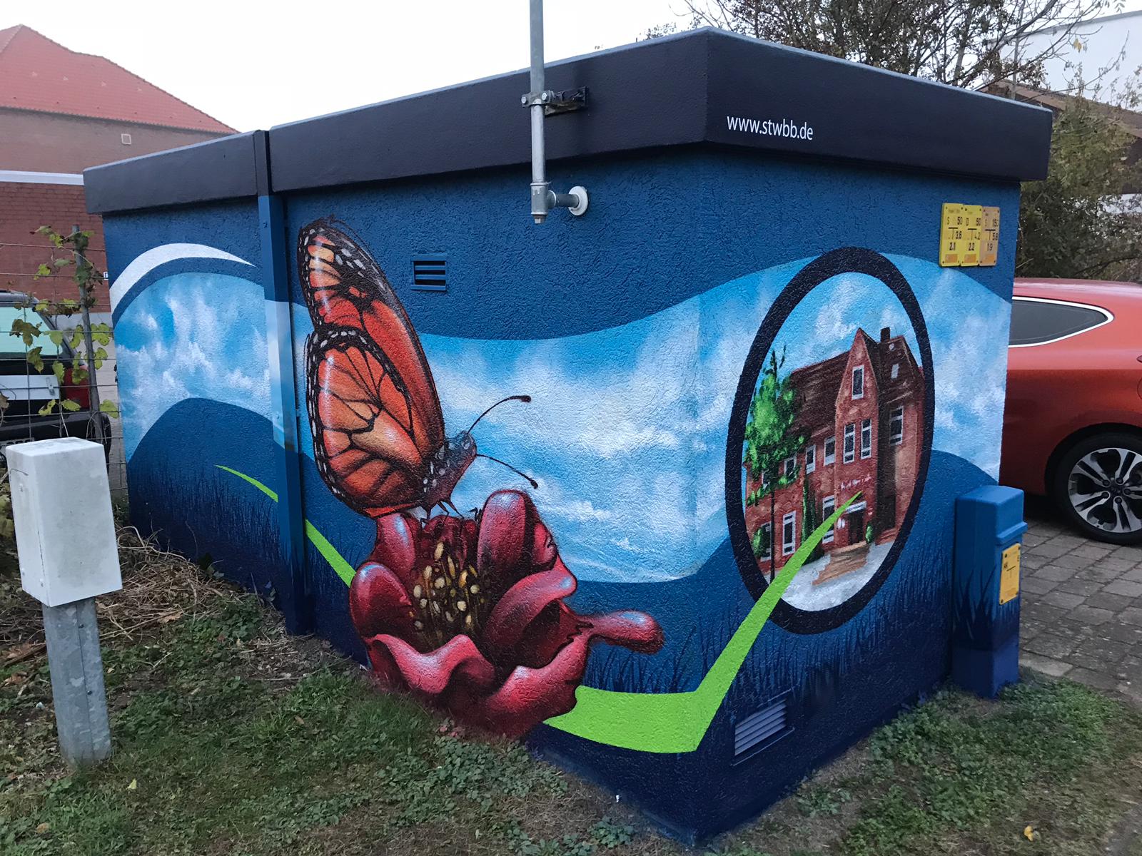 artmos4-graffitiauftrag-graffitikue_Bad_Bramstedt_Trafostation_Tier_Schmetterling_pflanze_Landschaft