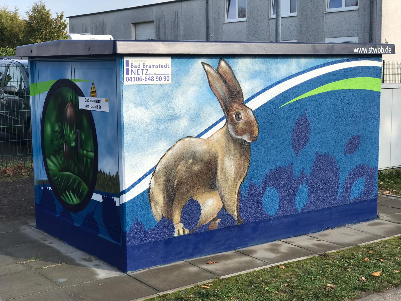 artmos4-graffitiauftrag-graffitikuenstler_Bad_Bramstedt_Trafostation_2018_blau_grafisch_Tier_Hase_Landschaft