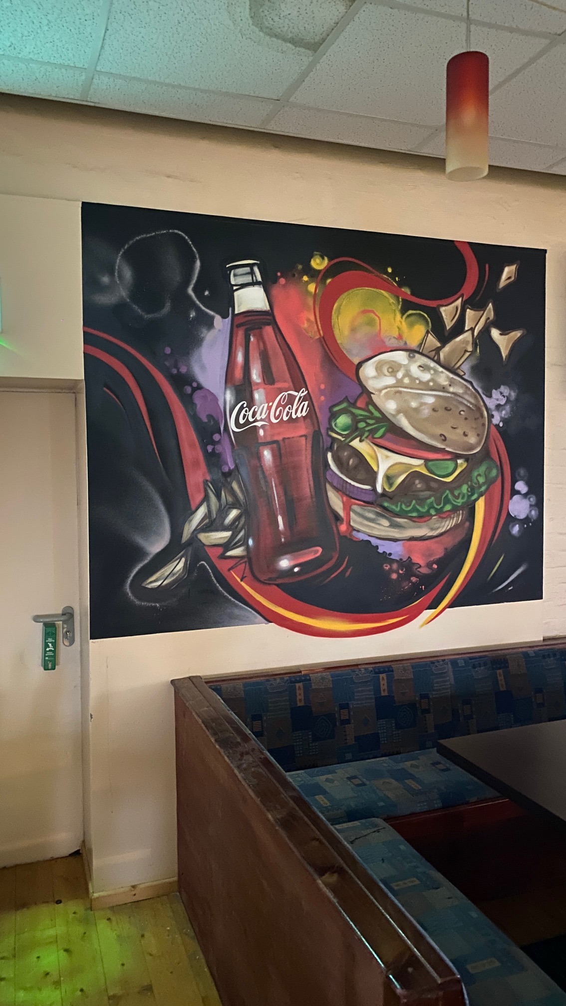 artmos4-graffitiauftrag-graffitikuenstler-Coca_Cola_Pool-Hall_2021_münster_Burger_Flasche_Essen
