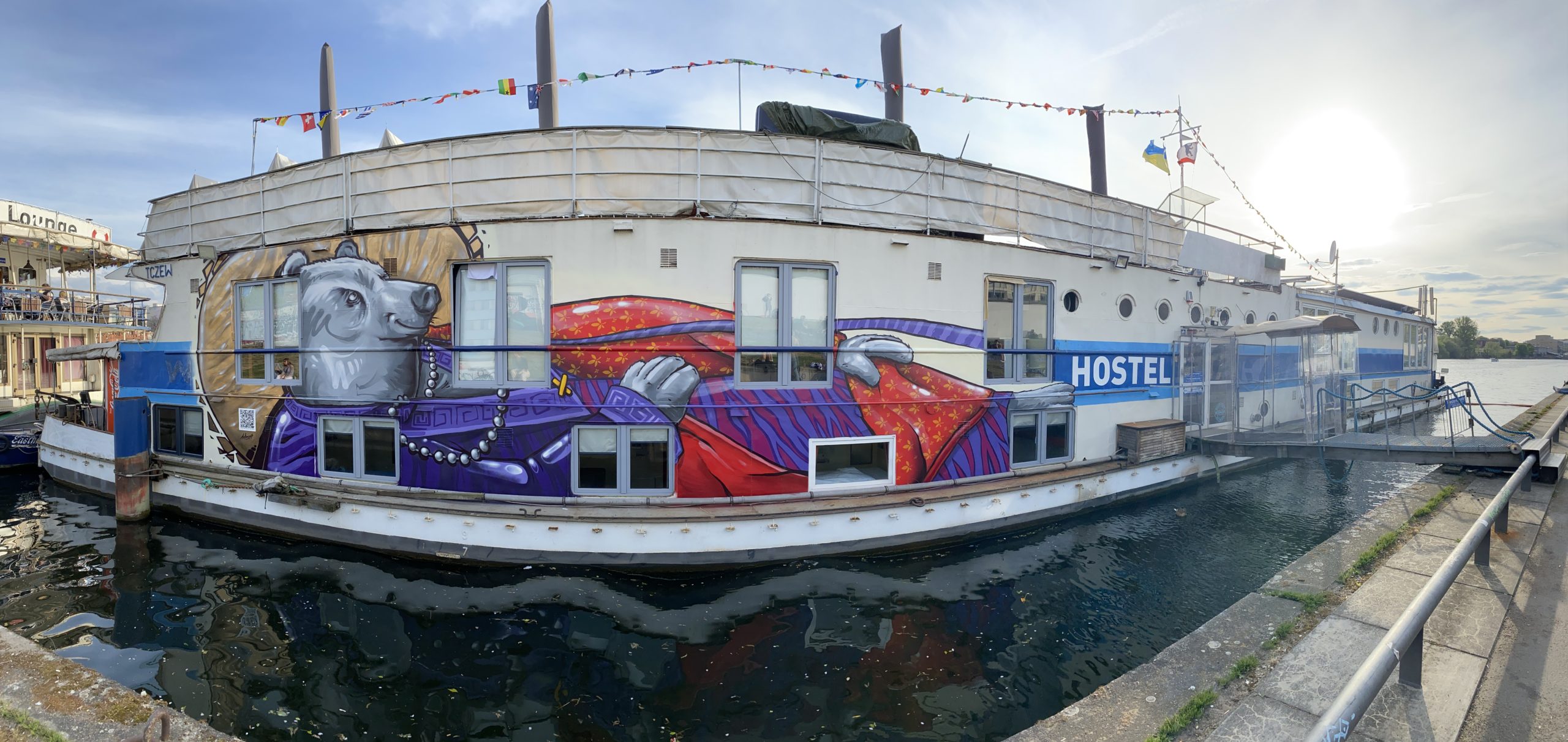 artmos4-graffitiauftrag-graffitikuenstler-Eastern_Comfort_Hostel_Boat_Berlin_Oberbaumbrücke_Bären_Kunst_Schiff_Buddha4