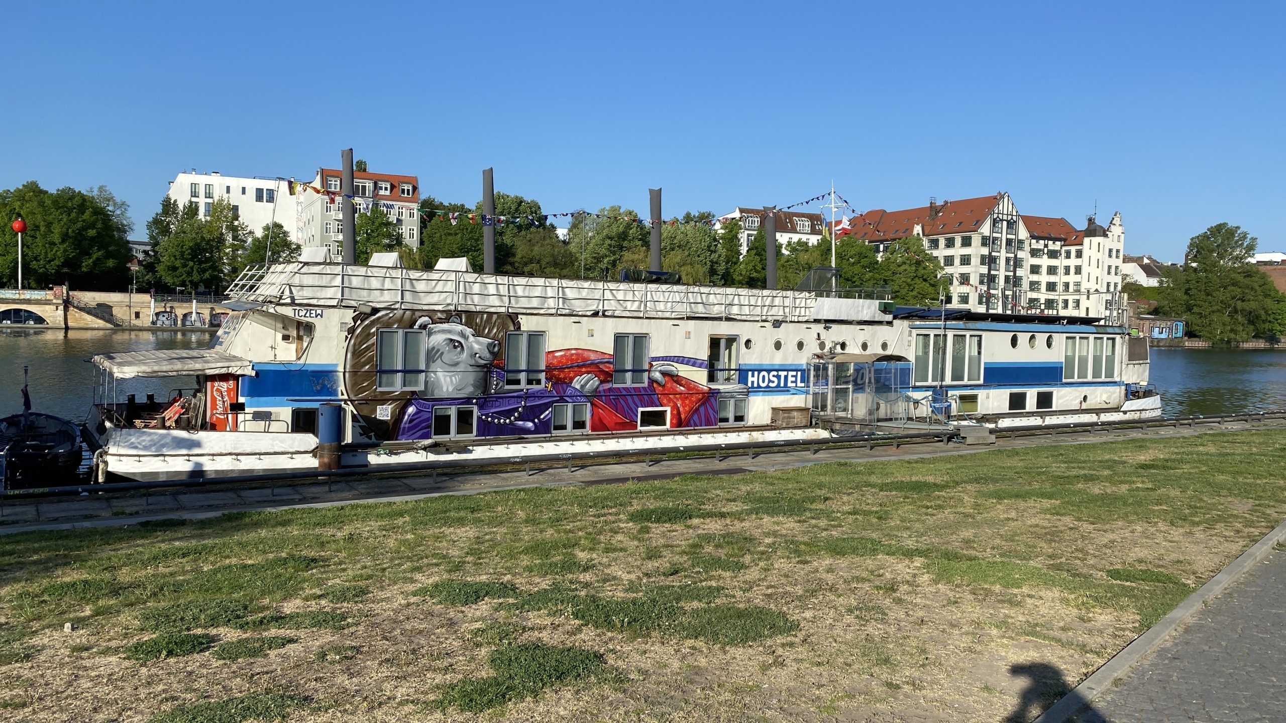 artmos4-graffitiauftrag-graffitikuenstler-Eastern_Comfort_Hostel_Boat_Berlin_Oberbaumbrücke_Bären_Kunst_Schiff_Buddha5