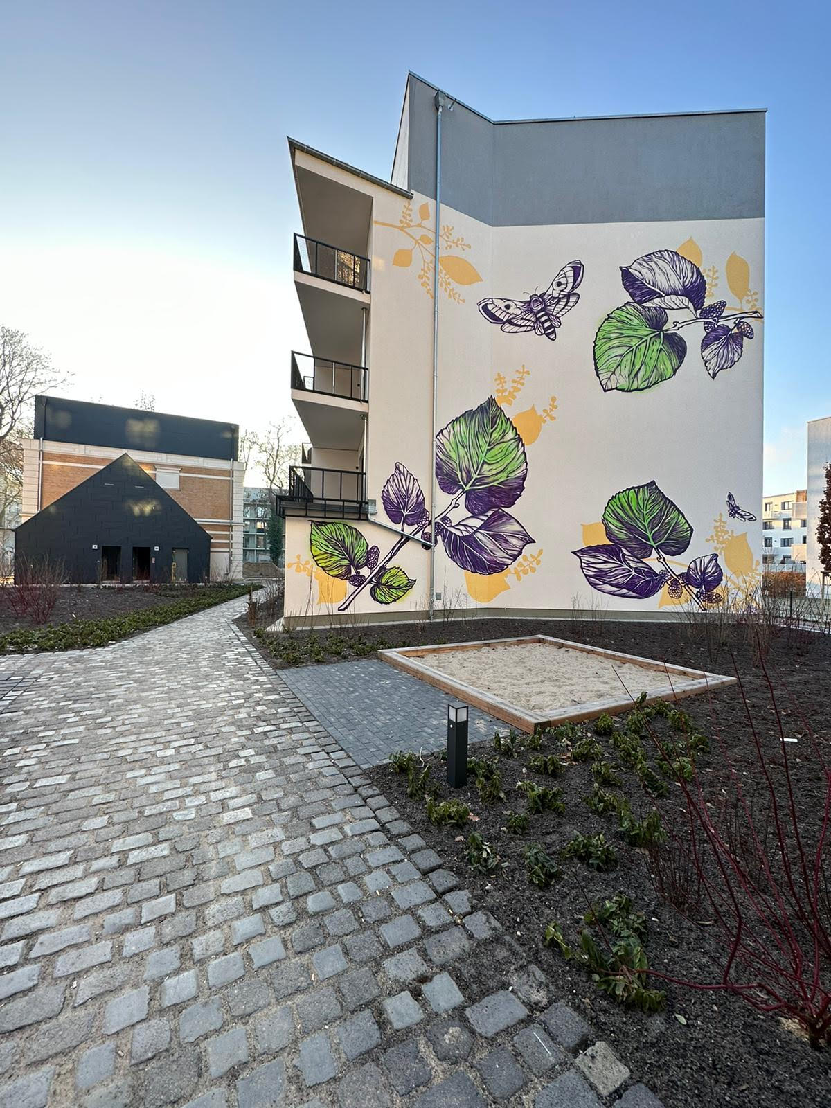 artmos4-graffitiauftrag-graffitikuenstler-Ikos_Berlin_fassade_floral_Mailberen_Pflanzen4