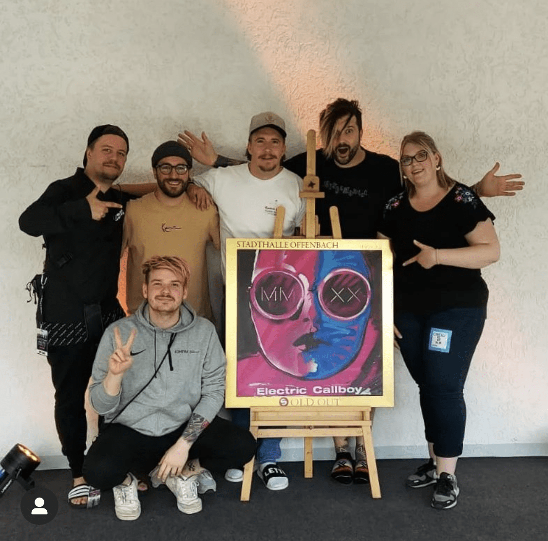 artmos4-graffitiauftrag-graffitikuenstler_Sold_Out_Award_2022_Electric_Callboy_Leinwand_Offenbach_04