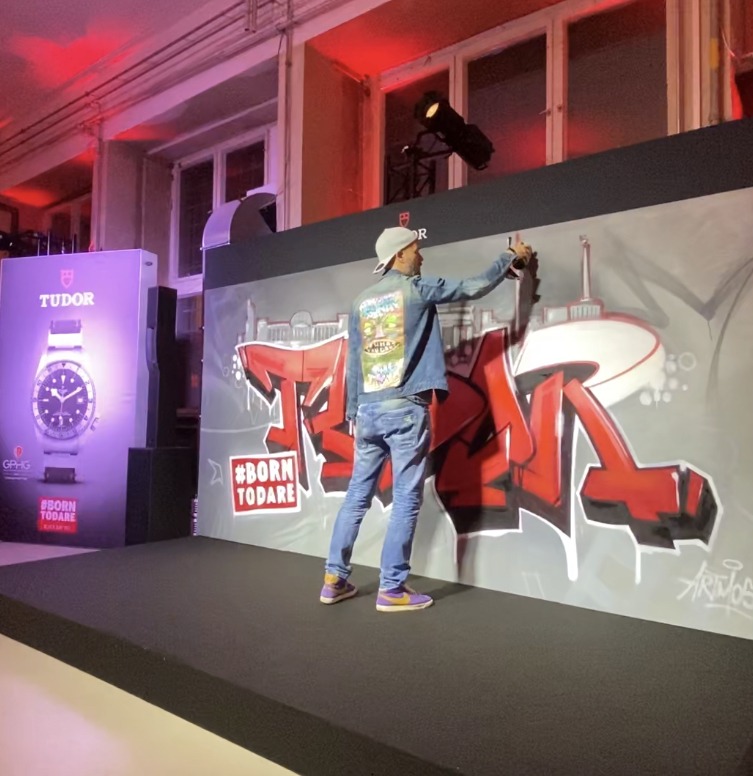 artmos4-graffitiauftrag-graffitikuenstler_Tudor_Event_David_beckham_2019_Uhr_graffiti_liveact