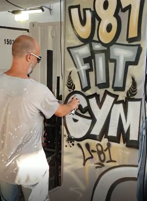 artmos4-graffitiauftrag-graffitikuenstler_Yacht_U81_Fitnessstudio_Fitness_Gym_Schrift_Tags_Graffiti_Style4