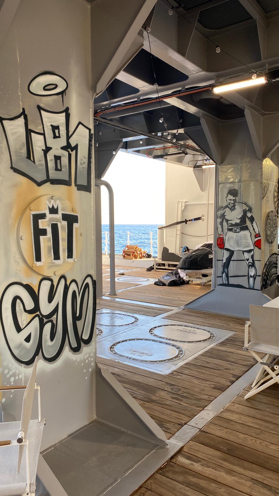 artmos4-graffitiauftrag-graffitikuenstler_Yacht_U81_Fitnessstudio_Fitness_Gym_Schrift_Tags_Graffiti_Style8