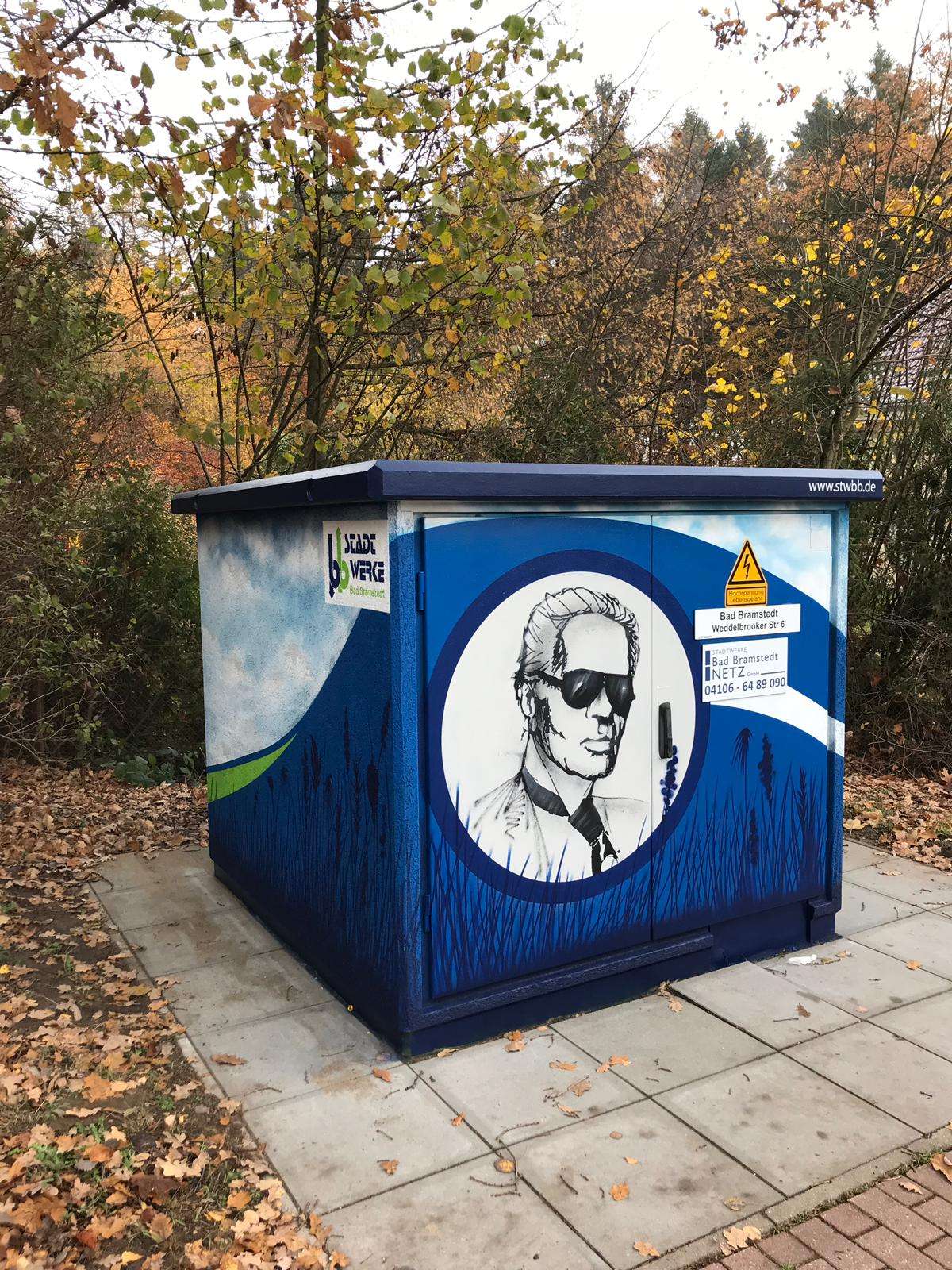 Bad_Bramstedt_Trafostation_2018_blau_grafisch_Karl_Lagerfeld_folie_graffitiauftrag_graffitikuesntler_artmos4