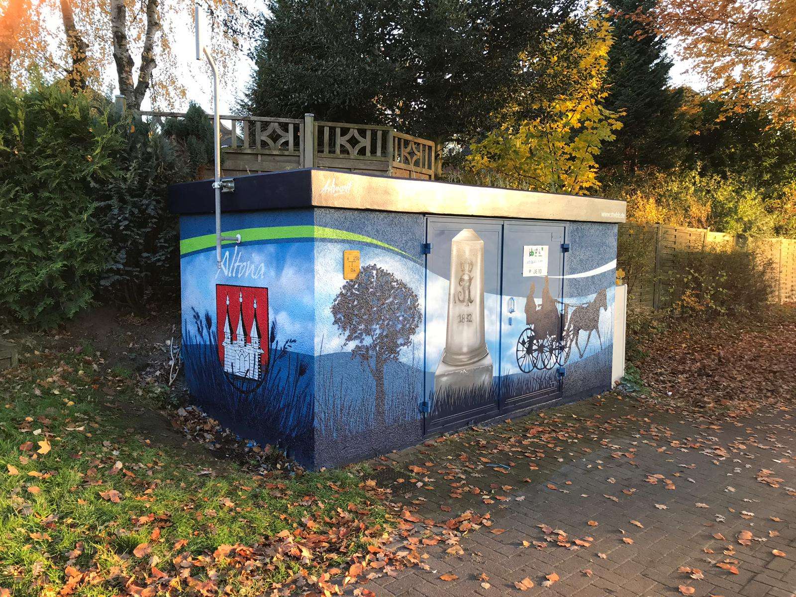 Bad_Bramstedt_Trafostation_2018_blau_grafisch_Kutsch_Wappen_Pferd_Tier_Landschaft_folie_2_graffitiauftrag_graffitikuesntler_artmos4