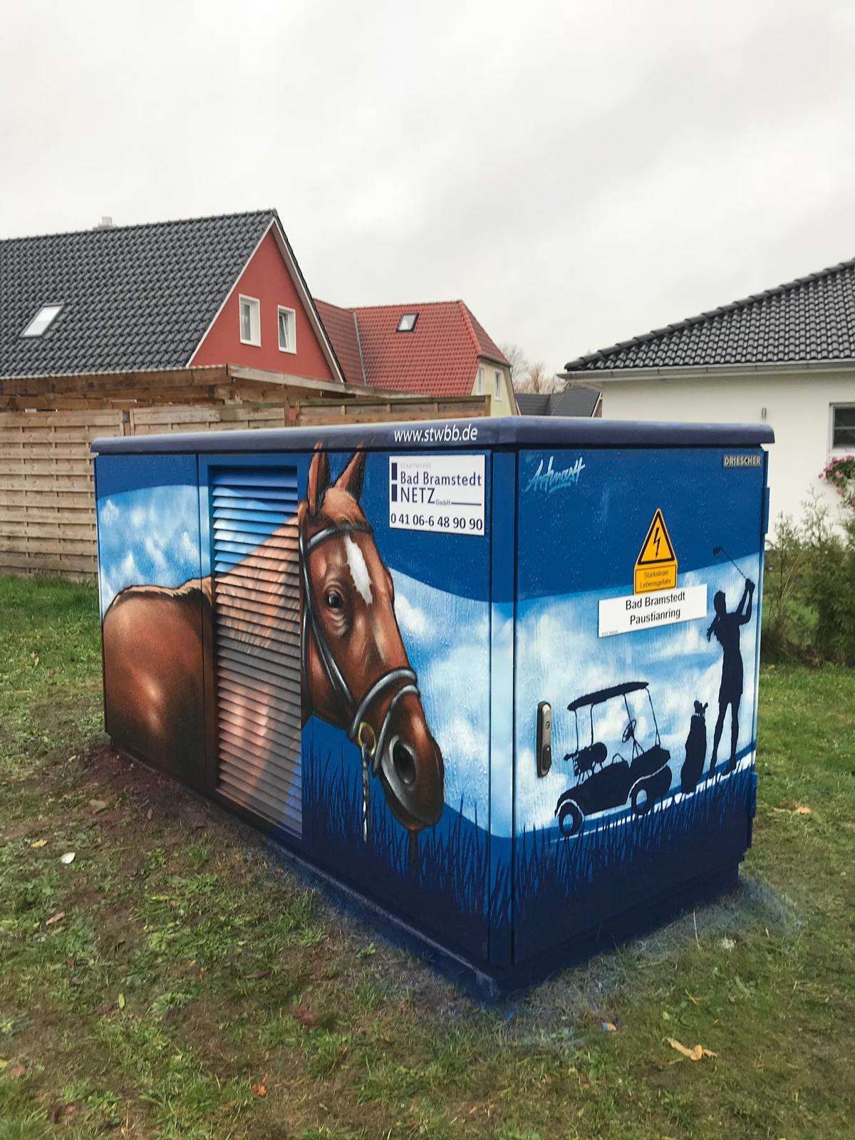 Bad_Bramstedt_Trafostation_2018_blau_grafisch_Tier_Pferd_Golf_Landschaft_folie_golf_graffitiauftrag_graffitikuesntler_artmos4