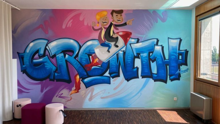 streetart-schrift-mensch-rakete-innen-blau-graffiti-versicherung-graffitiauftrag-graffitikuenstler-artmos4