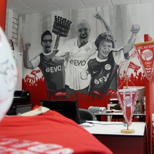 graffitiauftrag-graffitikuenstler-artmos4-ofc-fanshop-fotorealistisch-menschen-rot-weiss