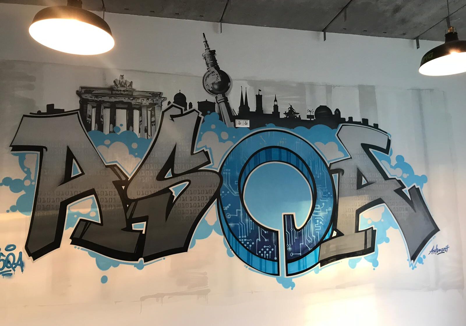 ASQA_Berlin_2018_Graffiti_innen_IT_technik_style_Skyline_sehenswürdigkeiten_grau_blau