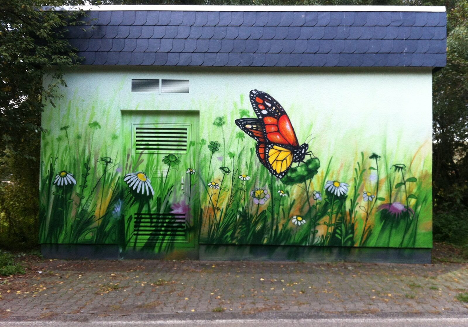 graffiti-graffitiauftrag-artmos4-trafostation-blumen-schmetterling-bunt