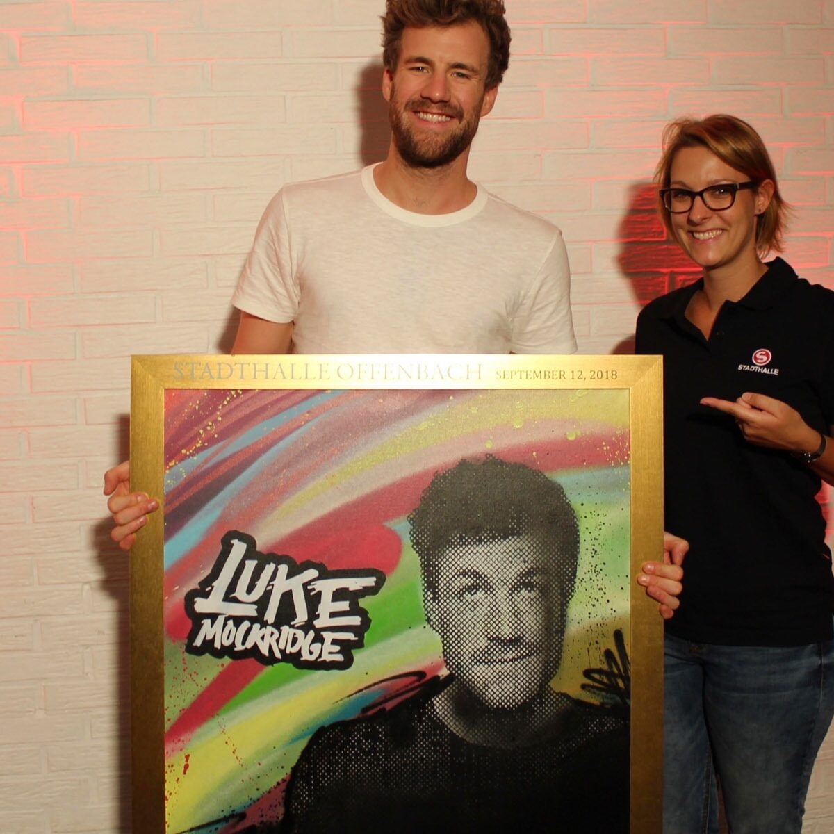 graffitiauftrag-artmos4-sold-out-award-luke-mockridge-stadthalle-offenbach-leinwand-graffiti