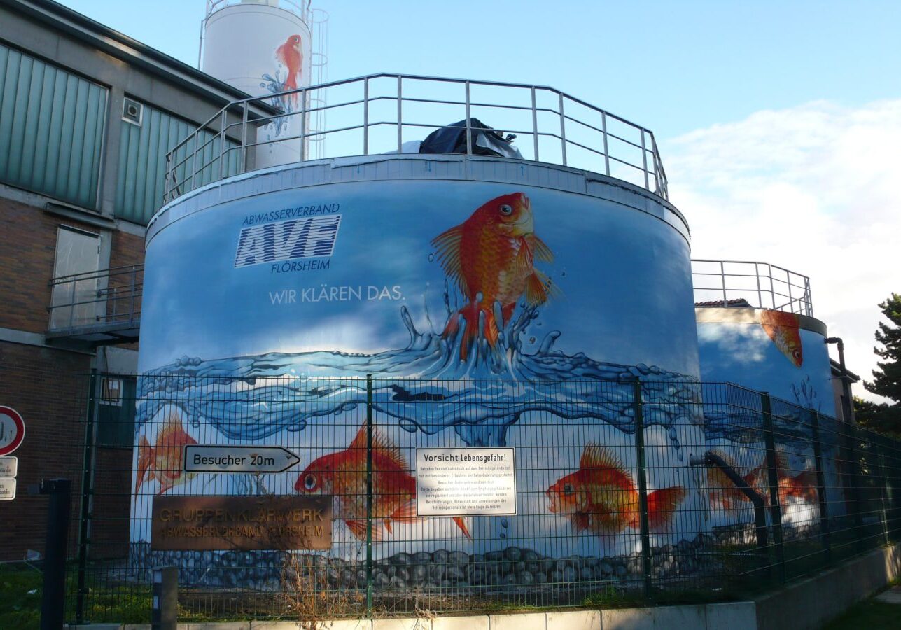 graffitiauftrag-graffitikuenstler-artmos4-abwasserverband_flörsheim_2009_goldfisch_tier_wasser_aussen_orange_blau_fotorealistisch