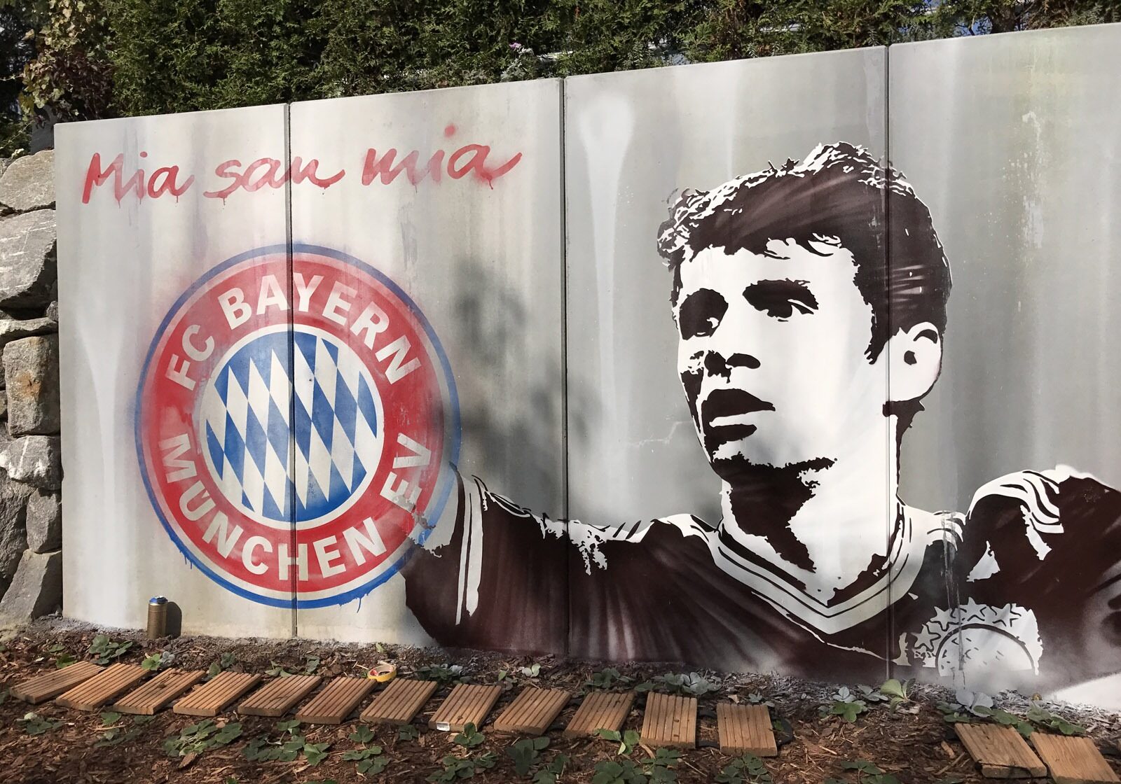 graffitiauftrag-graffitikuenstler-artmos4-bayern-muenchen-aussen-hintergrund-logo-fcb-rot-blau-grau-schrift-menschen