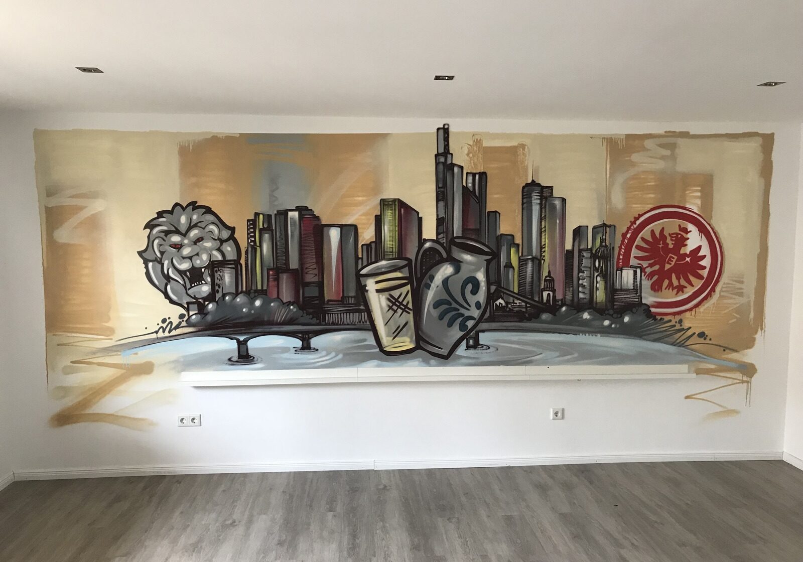 graffitiauftrag-graffitikuenstler-artmos4-bembel-frankfurt-2018-innen-skyline-logo-hintergrund-beige-grau-illustrativ-kunst