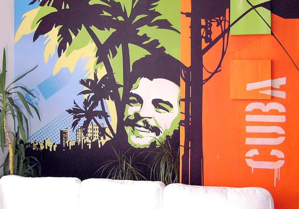 graffitiauftrag-graffitikuenstler-artmos4-cuba-cafe-mensch-silhouette-gruen-orange