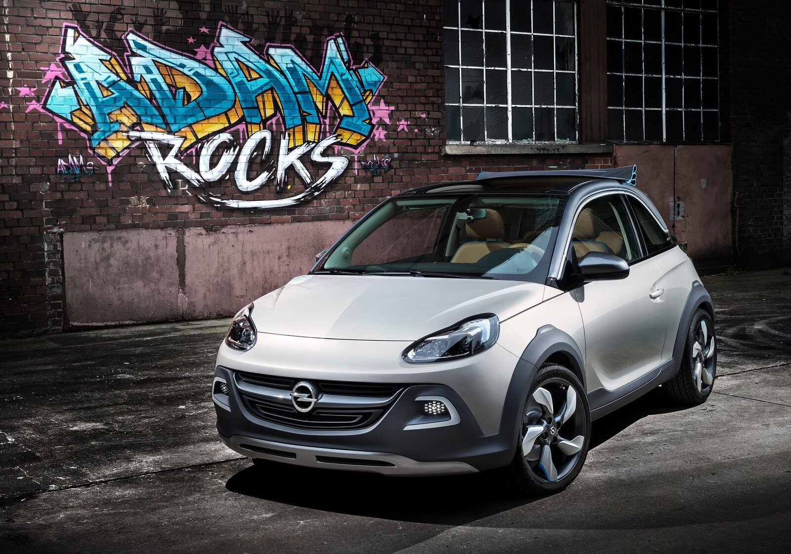 graffitiauftrag-graffitikuenstler-artmos4-opel-adam-rocks-2013-style-graffiti-auto-blau-gelb-pink-weiss-aussen