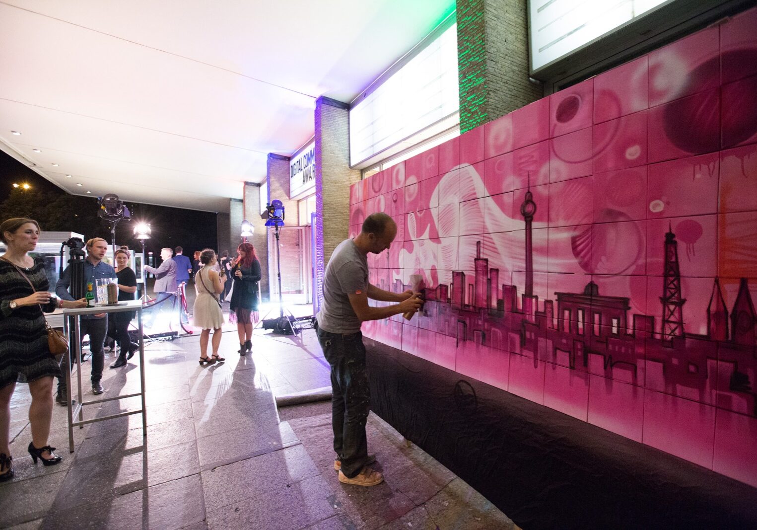 graffitiauftrag, graffitikuenstler, artmos4, dca, event, skyline, berlin, pink, illustrativ