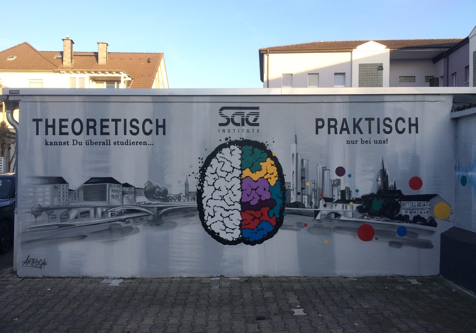 graffitiauftrag_graffitikuenstler_artmos4_sae_institut_2015_schrift_landschaft_skyline_frankfurt_gehirn_bunt_logo_punkte_audio_aussen_illustrativ