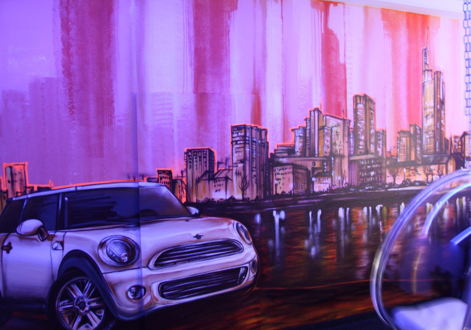 graffitiauftrag-graffitikuenstler-artmos4-sixt-skyline-auto-bunt-realistisch