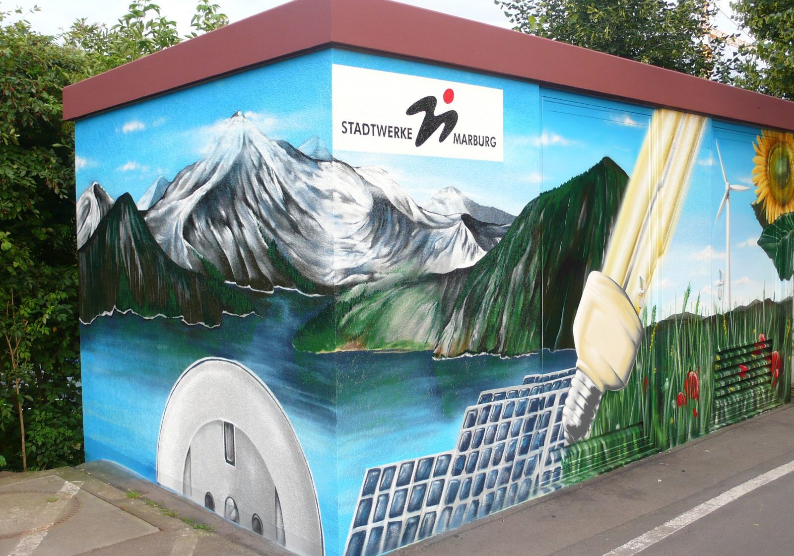 graffitiauftrag-graffitikuenstler-artmos4-stadtwerke-marburg-landschaft-pflanzen-fotorealistisch-energie