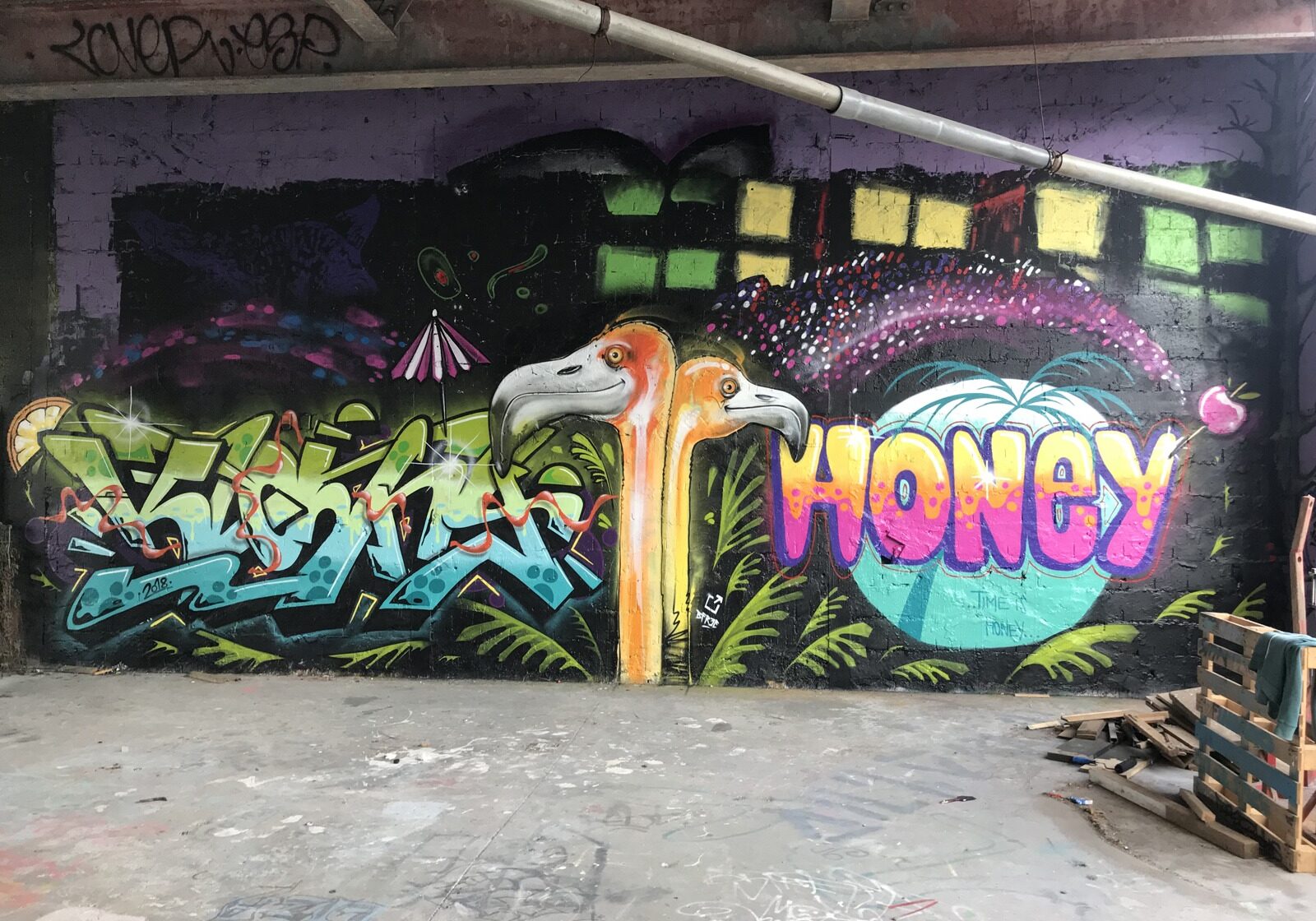 graffitiauftrag_graffitikuenstler_artmos4_Teufelsberg_Berlin_samy_delux_2018_tier_graffiti_style_flamingo