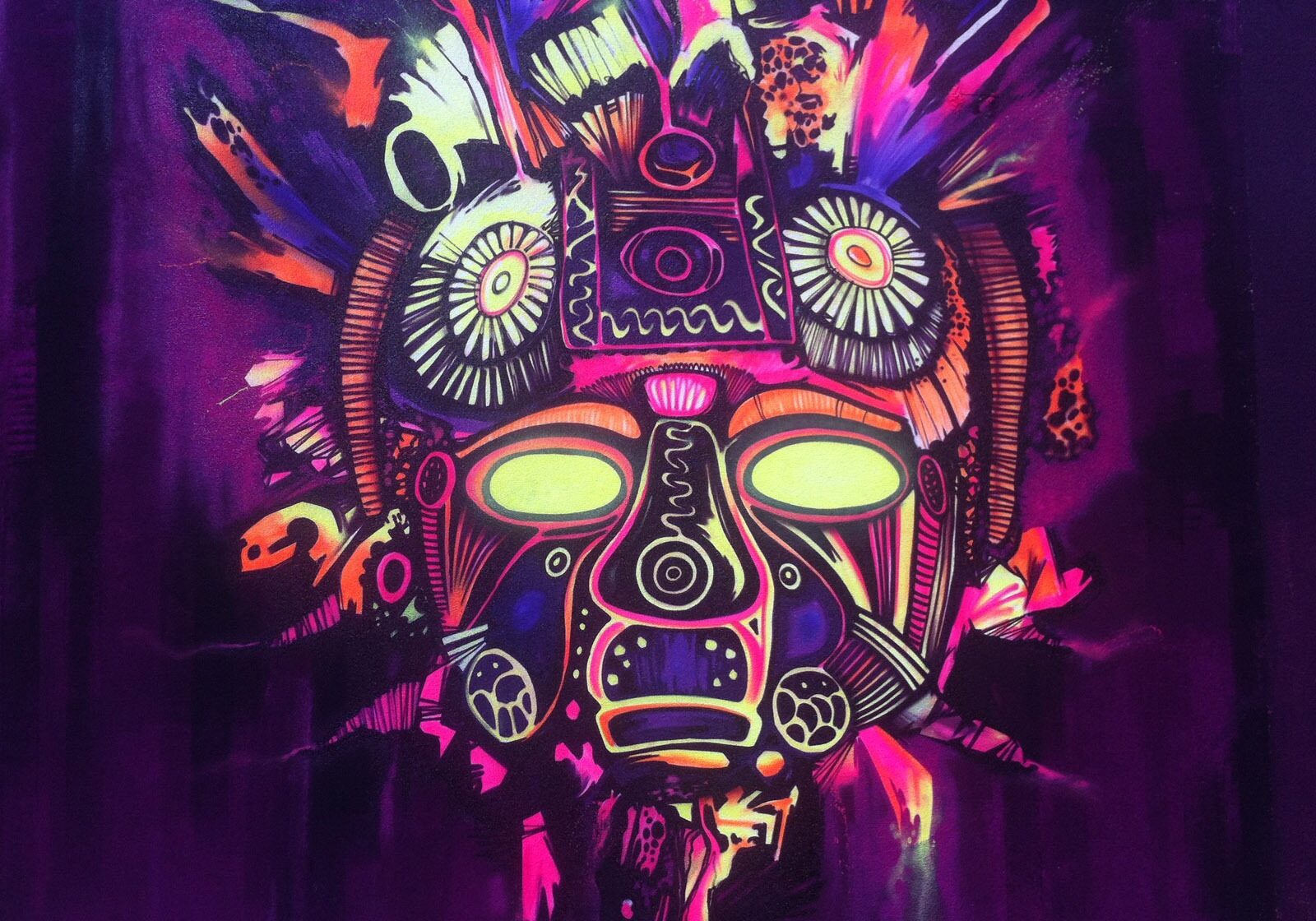 graffitiauftrag-graffitikuenstler-artmos4-voodoo-disco-fassadengestaltung-maske-neon