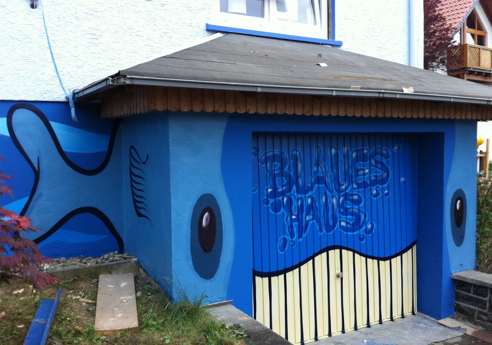 graffitiauftrag-graffitikuenstler-artmos4-zuhause-im-glueck-blause-haus-schule-2011-wasser-landschaft-tier-filsch-schrift-aussen-blau-illustrativ-comic-privat