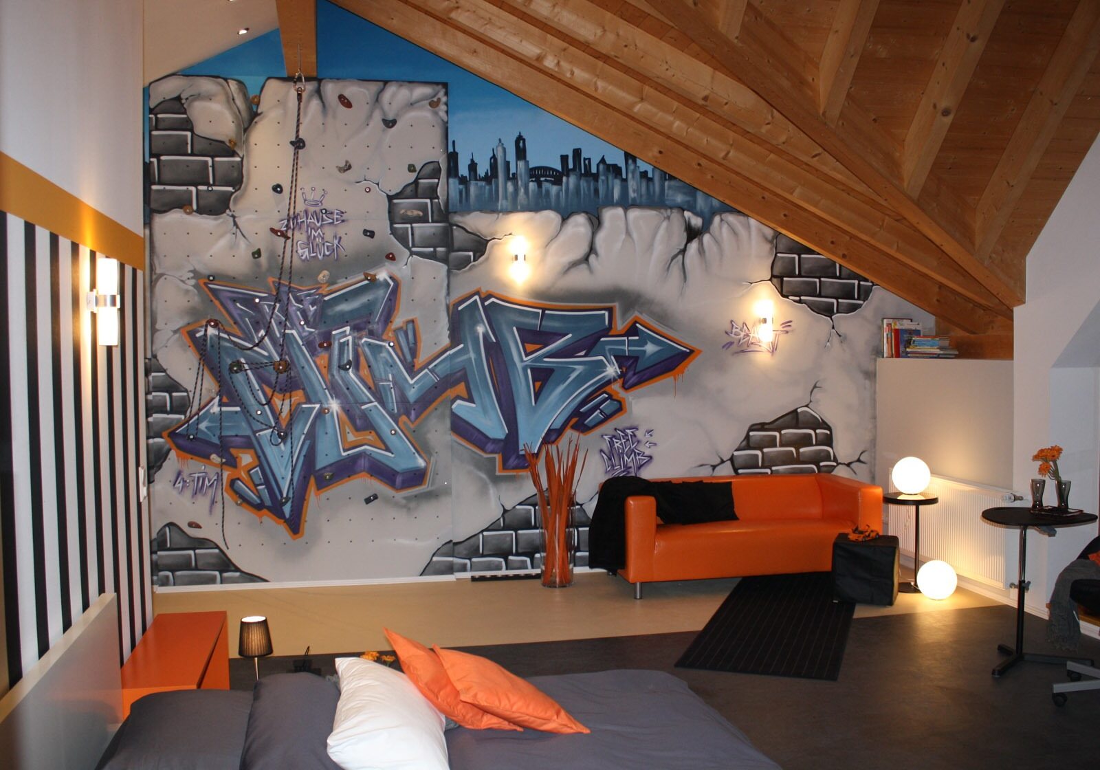 graffitiauftrag-graffitikuenstler-artmos4-zuhause-im-glueck-free-climb-2012-graffiti-schrift-syle-tags-mauer-skyline-innen-grau-blau-privat-kinderzimmer