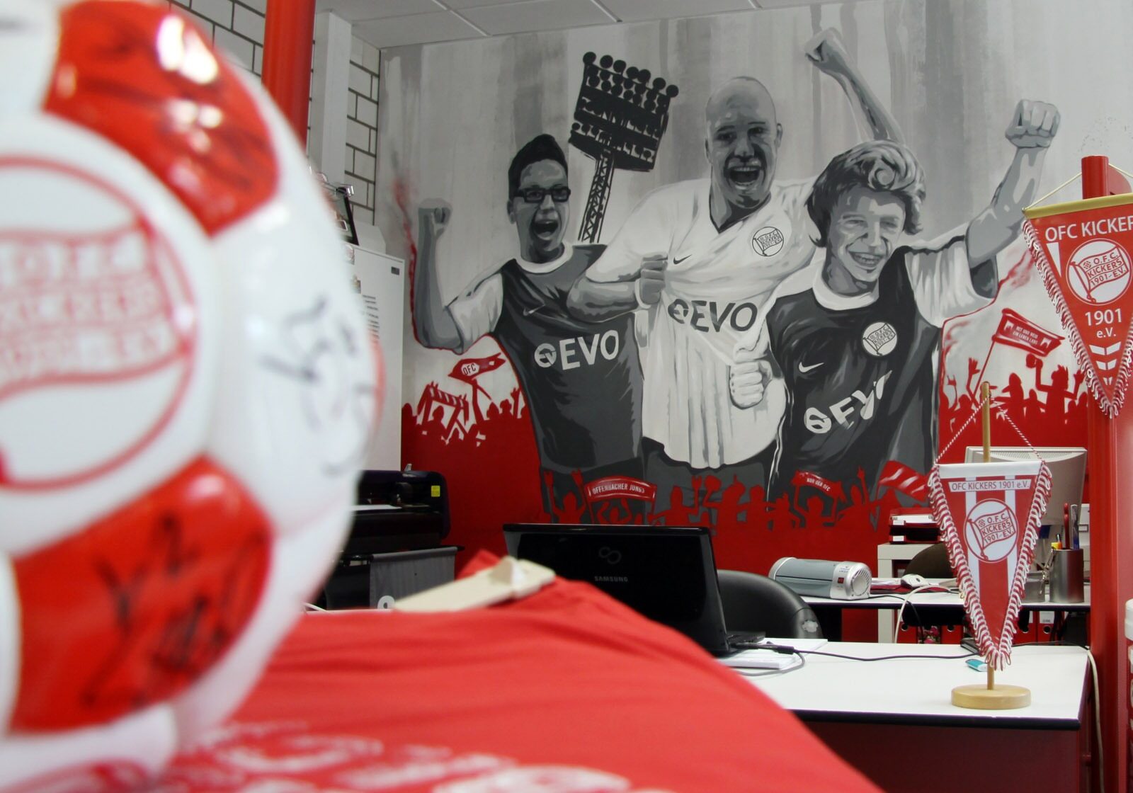 graffitikuenstler_graffitiauftrag_artmos4_kickers_offenbach_fanshop_ofc_2012_fußball_sport