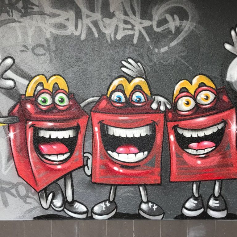 graffitiauftrag-graffitikuenstler-artmos4-mc_donalds_2017_happy_meal_character_comic_tag_graffiti_aussen_schwarz_grau_rot_bunt_gaststätte