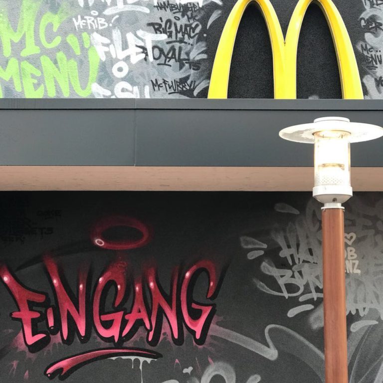 graffitiauftrag-graffitikuenstler-artmos4-mc_donalds_2017_happy_meal_character_comic_tag_graffiti_aussen_schwarz_grau_rot_bunt_gaststätte