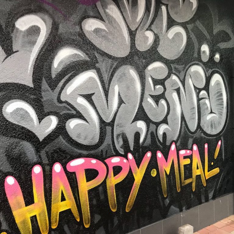 graffitiauftrag-graffitikuenstler-artmos4-mc_donalds_2017_happy_meal_character_comic_tag_graffiti_aussen_schwarz_grau_rot_bunt_gaststätte