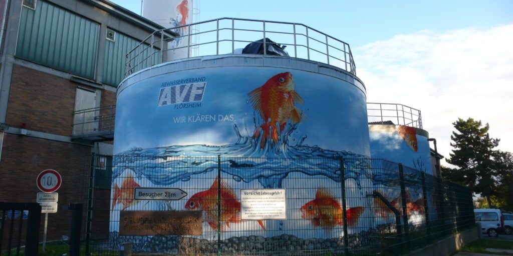 graffitiauftrag-graffitikuenstler-artmos4-abwasserverband_flörsheim_2009_goldfisch_tier_wasser_aussen_orange_blau_fotorealistisch