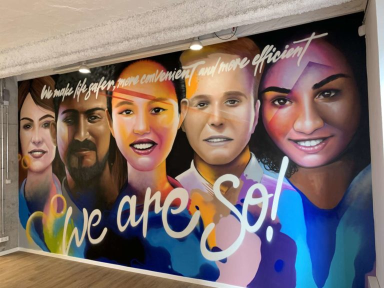 gesichter-mensch-diversity-innen-fotorealistisch-bunt-ffm-graffitiauftrag-graffitikuenstler-artmos4