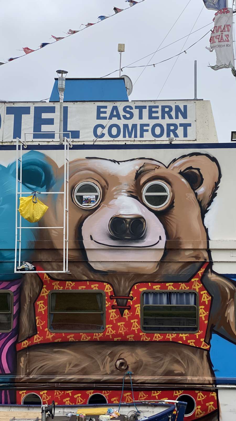 eastern_comfort_hotel_berlin_2021_berliner_bär_tier_fassade_blau_braun_graffiti_schiff_06_graffitiauftrag_graffitikuesntler_artmos4