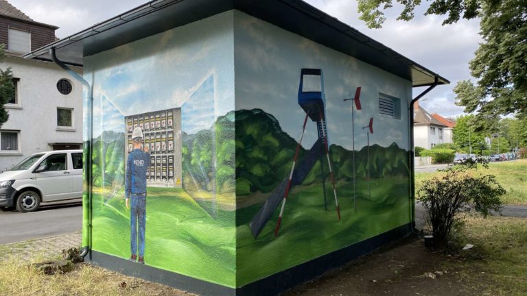 trafostation-offenbach-technik-mensch-realistisch-gruen-blau-aussen-energieversorger-graffitiauftrag-graffitikuenstler-artmos4
