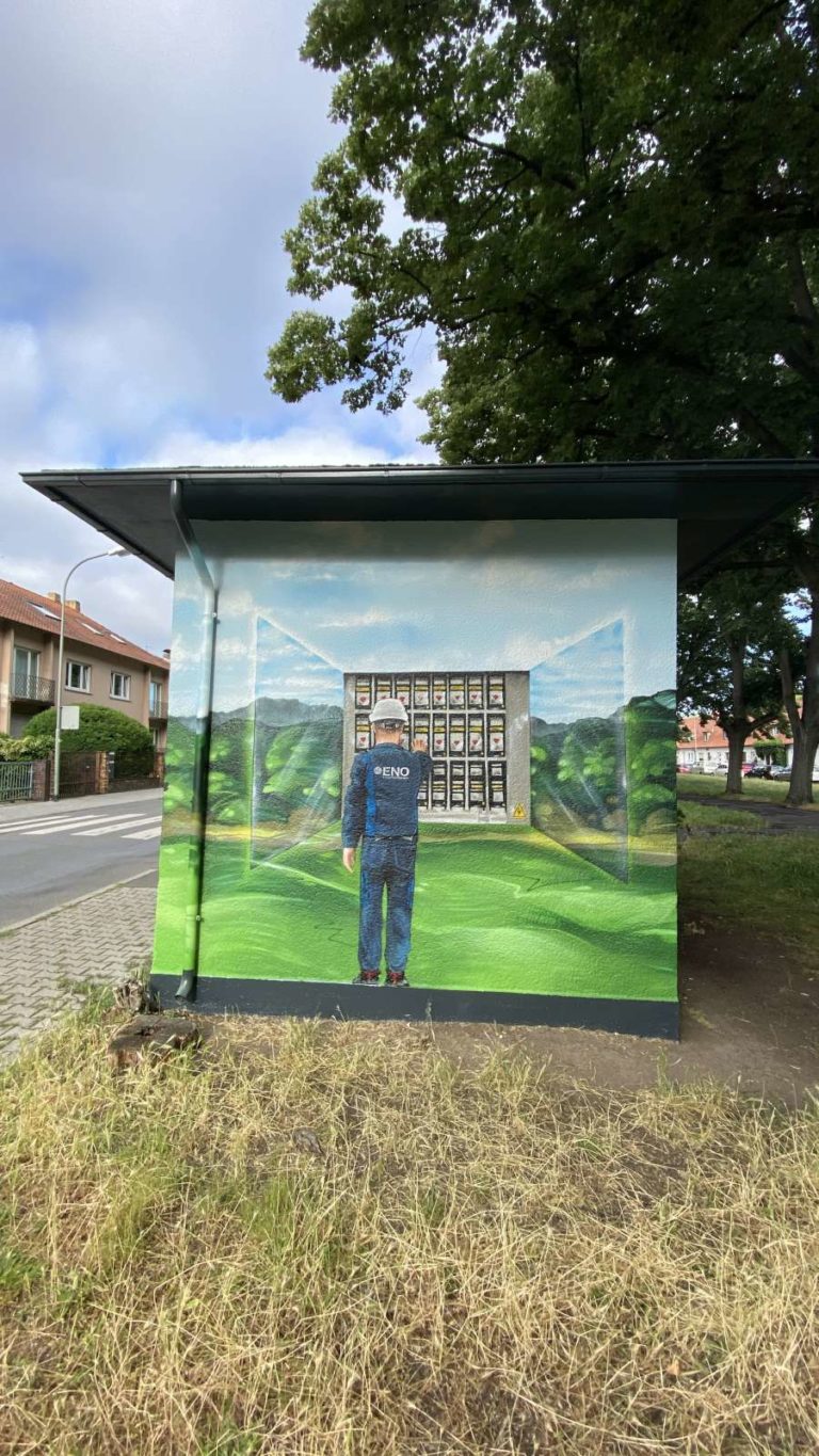 trafostation-offenbach-technik-mensch-realistisch-gruen-blau-aussen-energieversorger-graffitiauftrag-graffitikuenstler-artmos4