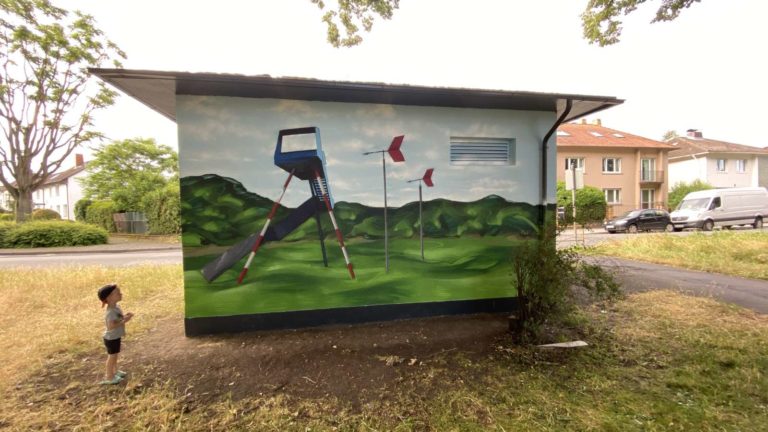 trafostation-offenbach-technik-mensch-realistisch-gruen-blau-aussen-energieversorger-graffitiauftrag-graffitikuenstler-artmos4